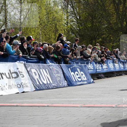 12.04.2026 - 45. Internationalen Wilhelmsburger Insellauf J. Mangold http://msf.ph/oto/9522179 12.04.2026 14:21:35 Ziel 925, 253, 988, 964, 972, 1627, 951, 260, 957, 823 meine-sportfotos.de