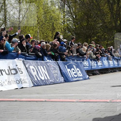 12.04.2026 - 45. Internationalen Wilhelmsburger Insellauf J. Mangold http://msf.ph/oto/9522180 12.04.2026 14:21:35 Ziel 925, 253, 988, 964, 972, 1627, 951, 260, 957, 823 meine-sportfotos.de