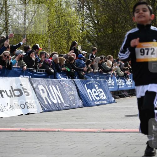 12.04.2026 - 45. Internationalen Wilhelmsburger Insellauf J. Mangold http://msf.ph/oto/9522185 12.04.2026 14:21:35 Ziel 925, 253, 988, 964, 972, 1627, 951, 260, 957, 823 meine-sportfotos.de