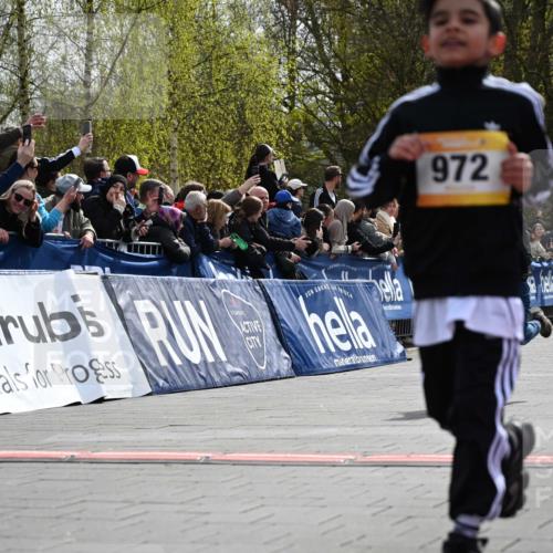 12.04.2026 - 45. Internationalen Wilhelmsburger Insellauf J. Mangold http://msf.ph/oto/9522187 12.04.2026 14:21:35 Ziel 925, 253, 988, 964, 972, 1627, 951, 260, 957, 823 meine-sportfotos.de