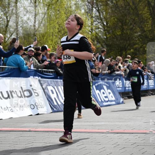 12.04.2026 - 45. Internationalen Wilhelmsburger Insellauf J. Mangold http://msf.ph/oto/9522226 12.04.2026 14:21:46 Ziel 657, 698, 678, 279, 960, 838, 234, 111, 66, 136, 729, 769, 646, 159, 1622, 317, 283, 134 meine-sportfotos.de