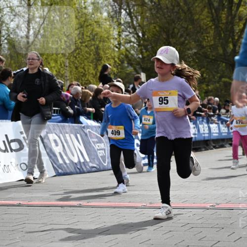 12.04.2026 - 45. Internationalen Wilhelmsburger Insellauf J. Mangold http://msf.ph/oto/9522321 12.04.2026 14:22:00 Ziel 236, 810, 488, 814, 95, 409, 595, 673, 924, 824, 227 meine-sportfotos.de