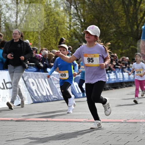 12.04.2026 - 45. Internationalen Wilhelmsburger Insellauf J. Mangold http://msf.ph/oto/9522322 12.04.2026 14:22:00 Ziel 236, 810, 488, 814, 95, 409, 595, 673, 924, 824, 227 meine-sportfotos.de