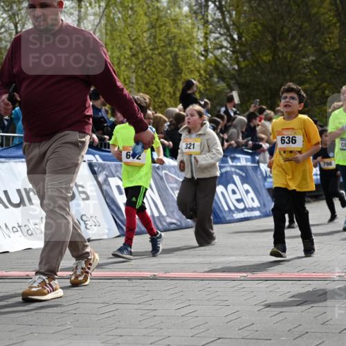 12.04.2026 - 45. Internationalen Wilhelmsburger Insellauf J. Mangold http://msf.ph/oto/9522329 12.04.2026 14:22:05 Ziel 673, 924, 824, 227, 636, 612, 321, 695, 798, 971, 807, 685 meine-sportfotos.de