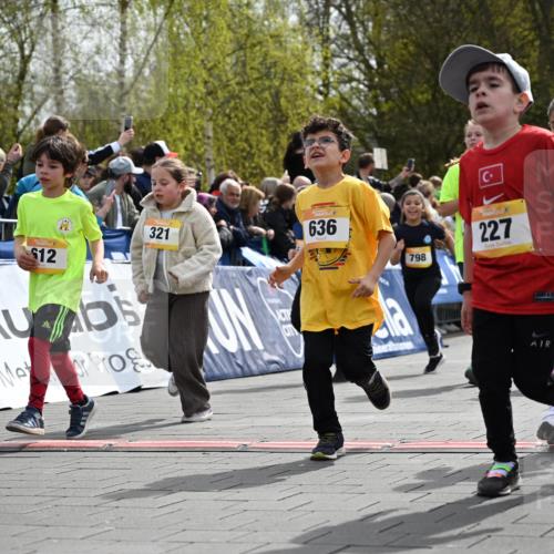 12.04.2026 - 45. Internationalen Wilhelmsburger Insellauf J. Mangold http://msf.ph/oto/9522334 12.04.2026 14:22:05 Ziel 673, 924, 824, 227, 636, 612, 321, 695, 798, 971, 807, 685 meine-sportfotos.de