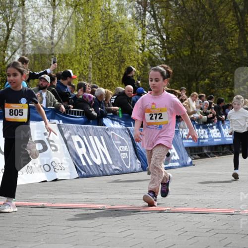 12.04.2026 - 45. Internationalen Wilhelmsburger Insellauf J. Mangold http://msf.ph/oto/9522360 12.04.2026 14:22:20 Ziel 981, 1620, 414, 805, 272, 124, 731, 739 meine-sportfotos.de