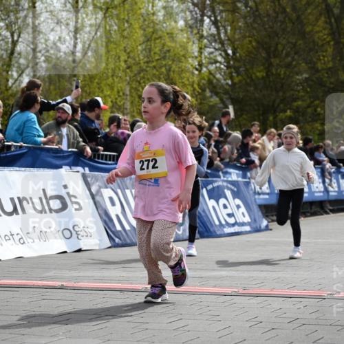 12.04.2026 - 45. Internationalen Wilhelmsburger Insellauf J. Mangold http://msf.ph/oto/9522365 12.04.2026 14:22:20 Ziel 981, 1620, 414, 805, 272, 124, 731, 739 meine-sportfotos.de