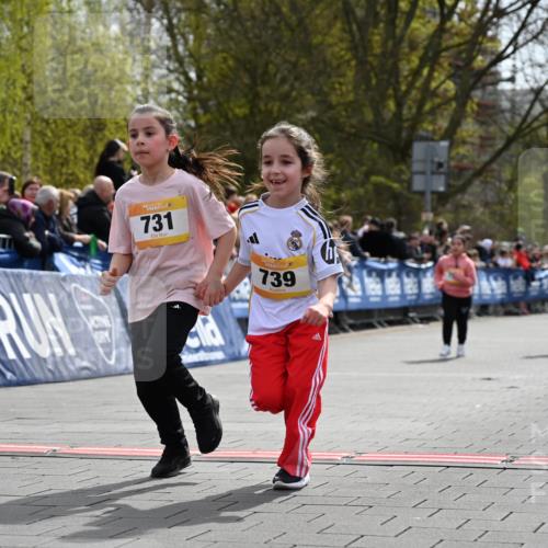 12.04.2026 - 45. Internationalen Wilhelmsburger Insellauf J. Mangold http://msf.ph/oto/9522371 12.04.2026 14:22:22 Ziel 805, 272, 124, 731, 739, 580, 835 meine-sportfotos.de