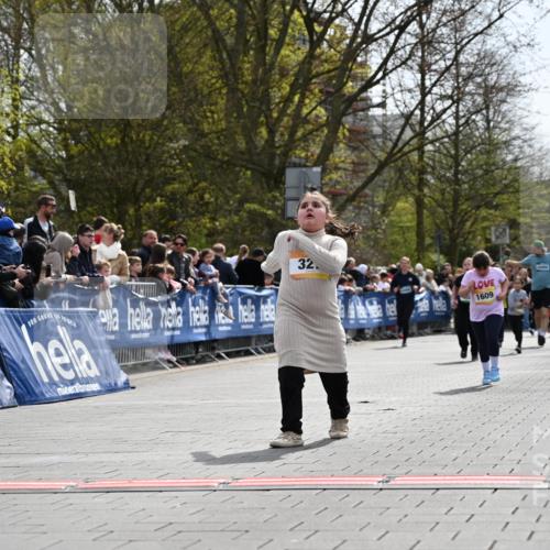 12.04.2026 - 45. Internationalen Wilhelmsburger Insellauf J. Mangold http://msf.ph/oto/9522419 12.04.2026 14:22:40 Ziel 670, 327, 1609 meine-sportfotos.de