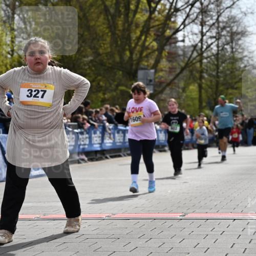 12.04.2026 - 45. Internationalen Wilhelmsburger Insellauf J. Mangold http://msf.ph/oto/9522428 12.04.2026 14:22:43 Ziel 327, 1609, 780 meine-sportfotos.de