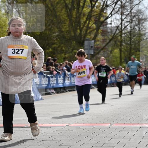 12.04.2026 - 45. Internationalen Wilhelmsburger Insellauf J. Mangold http://msf.ph/oto/9522430 12.04.2026 14:22:43 Ziel 327, 1609, 780 meine-sportfotos.de
