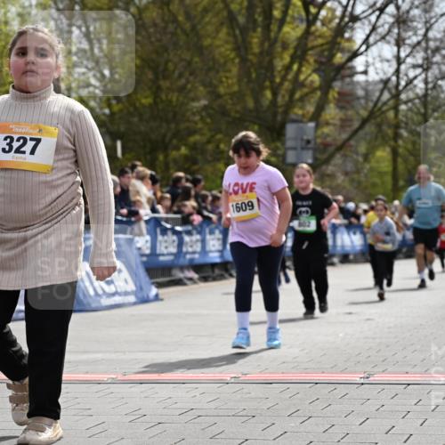 12.04.2026 - 45. Internationalen Wilhelmsburger Insellauf J. Mangold http://msf.ph/oto/9522435 12.04.2026 14:22:43 Ziel 327, 1609, 780 meine-sportfotos.de
