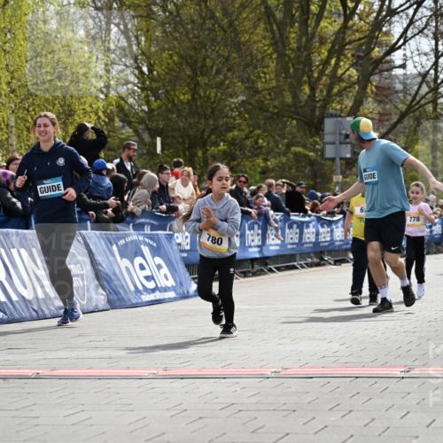 12.04.2026 - 45. Internationalen Wilhelmsburger Insellauf J. Mangold http://msf.ph/oto/9522441 12.04.2026 14:22:46 Ziel 1609, 780, 743, 778, 779 meine-sportfotos.de