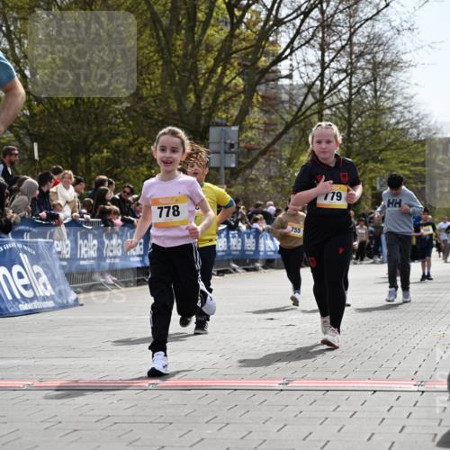 12.04.2026 - 45. Internationalen Wilhelmsburger Insellauf J. Mangold http://msf.ph/oto/9522457 12.04.2026 14:22:49 Ziel 780, 743, 778, 779, 68, 757, 755 meine-sportfotos.de