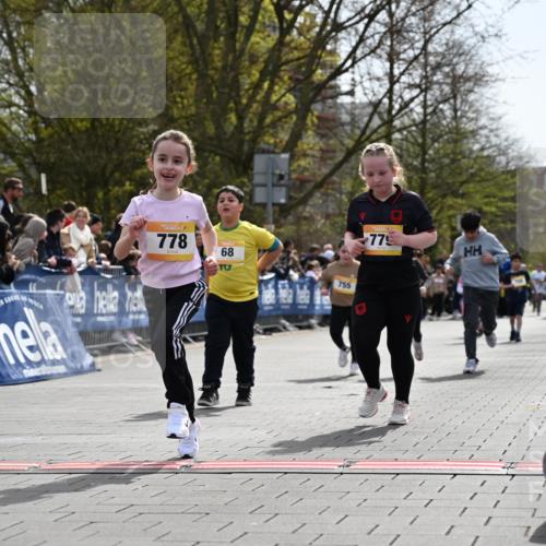 12.04.2026 - 45. Internationalen Wilhelmsburger Insellauf J. Mangold http://msf.ph/oto/9522459 12.04.2026 14:22:49 Ziel 780, 743, 778, 779, 68, 757, 755 meine-sportfotos.de