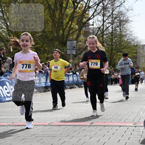 12.04.2026 - 45. Internationalen Wilhelmsburger Insellauf J. Mangold http://msf.ph/oto/9522462 12.04.2026 14:22:49 Ziel 780, 743, 778, 779, 68, 757, 755 meine-sportfotos.de