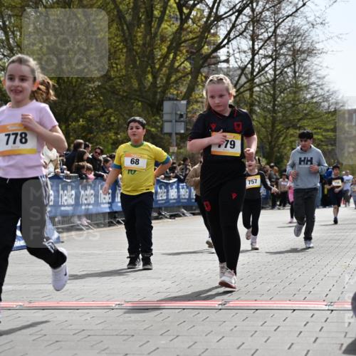 12.04.2026 - 45. Internationalen Wilhelmsburger Insellauf J. Mangold http://msf.ph/oto/9522464 12.04.2026 14:22:49 Ziel 780, 743, 778, 779, 68, 757, 755 meine-sportfotos.de