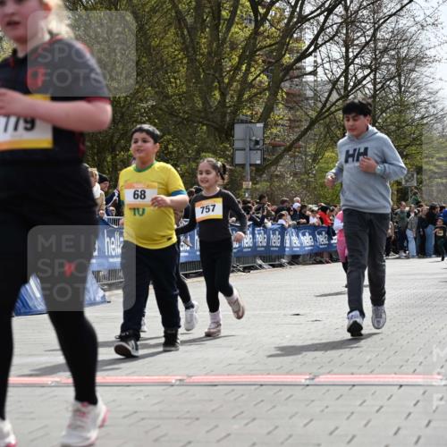 12.04.2026 - 45. Internationalen Wilhelmsburger Insellauf J. Mangold http://msf.ph/oto/9522471 12.04.2026 14:22:51 Ziel 780, 743, 778, 779, 68, 757, 755, 765, 569 meine-sportfotos.de