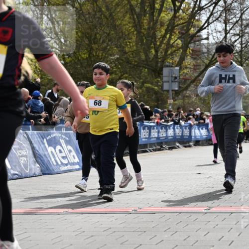 12.04.2026 - 45. Internationalen Wilhelmsburger Insellauf J. Mangold http://msf.ph/oto/9522473 12.04.2026 14:22:51 Ziel 780, 743, 778, 779, 68, 757, 755, 765, 569 meine-sportfotos.de