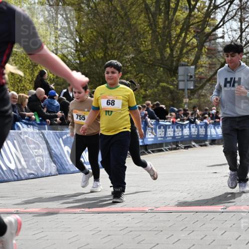 12.04.2026 - 45. Internationalen Wilhelmsburger Insellauf J. Mangold http://msf.ph/oto/9522475 12.04.2026 14:22:51 Ziel 780, 743, 778, 779, 68, 757, 755, 765, 569 meine-sportfotos.de