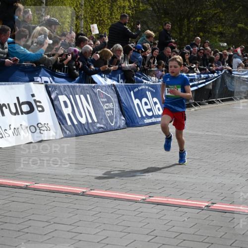 12.04.2026 - 45. Internationalen Wilhelmsburger Insellauf J. Mangold http://msf.ph/oto/9522479 12.04.2026 14:33:19 Ziel 1701 meine-sportfotos.de