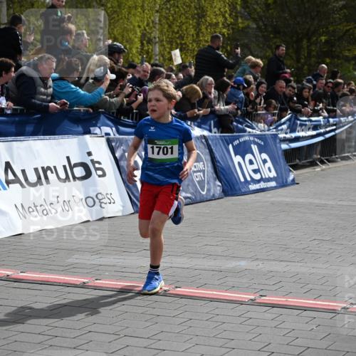 12.04.2026 - 45. Internationalen Wilhelmsburger Insellauf J. Mangold http://msf.ph/oto/9522485 12.04.2026 14:33:20 Ziel 1701 meine-sportfotos.de