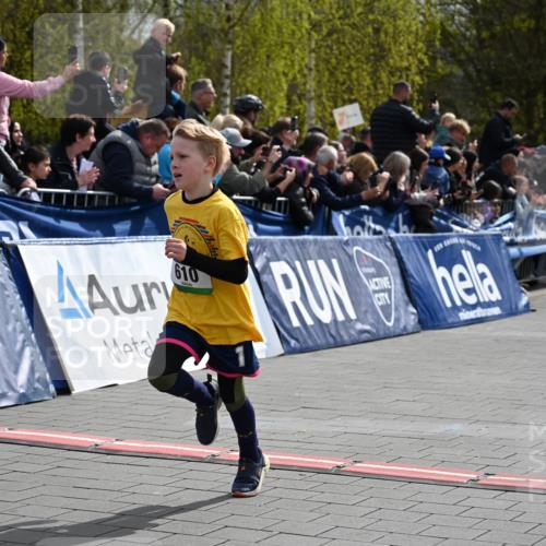 12.04.2026 - 45. Internationalen Wilhelmsburger Insellauf J. Mangold http://msf.ph/oto/9522505 12.04.2026 14:33:42 Ziel 610, 72, 671 meine-sportfotos.de