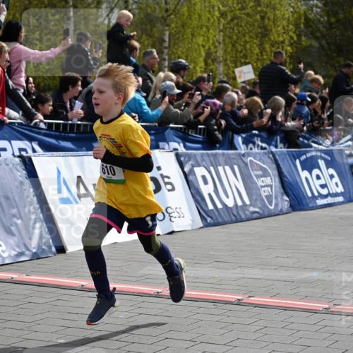 12.04.2026 - 45. Internationalen Wilhelmsburger Insellauf J. Mangold http://msf.ph/oto/9522506 12.04.2026 14:33:42 Ziel 610, 72, 671 meine-sportfotos.de