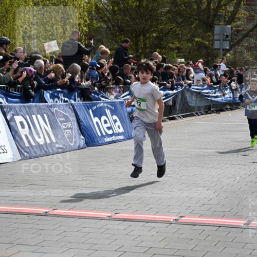 12.04.2026 - 45. Internationalen Wilhelmsburger Insellauf J. Mangold http://msf.ph/oto/9522510 12.04.2026 14:33:43 Ziel 610, 72, 671 meine-sportfotos.de