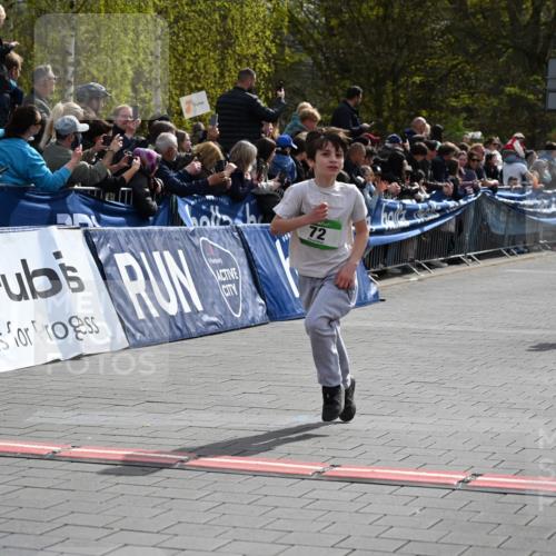 12.04.2026 - 45. Internationalen Wilhelmsburger Insellauf J. Mangold http://msf.ph/oto/9522514 12.04.2026 14:33:43 Ziel 610, 72, 671 meine-sportfotos.de
