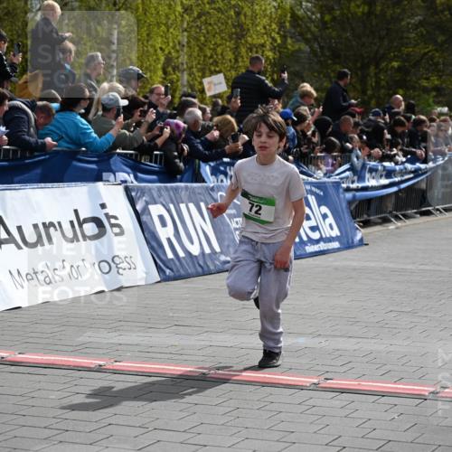12.04.2026 - 45. Internationalen Wilhelmsburger Insellauf J. Mangold http://msf.ph/oto/9522517 12.04.2026 14:33:44 Ziel 610, 72, 671, 457 meine-sportfotos.de