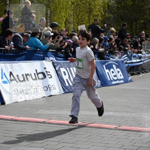 12.04.2026 - 45. Internationalen Wilhelmsburger Insellauf J. Mangold http://msf.ph/oto/9522519 12.04.2026 14:33:44 Ziel 610, 72, 671, 457 meine-sportfotos.de