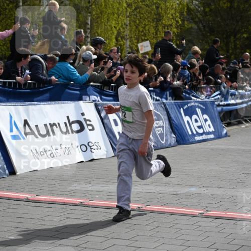 12.04.2026 - 45. Internationalen Wilhelmsburger Insellauf J. Mangold http://msf.ph/oto/9522520 12.04.2026 14:33:44 Ziel 610, 72, 671, 457 meine-sportfotos.de