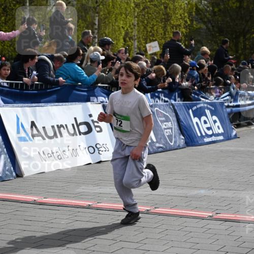 12.04.2026 - 45. Internationalen Wilhelmsburger Insellauf J. Mangold http://msf.ph/oto/9522521 12.04.2026 14:33:44 Ziel 610, 72, 671, 457 meine-sportfotos.de