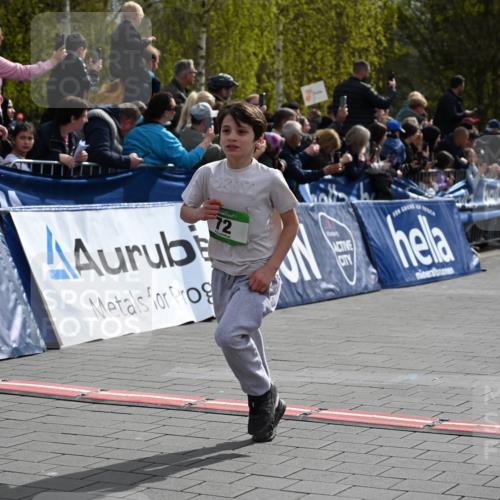 12.04.2026 - 45. Internationalen Wilhelmsburger Insellauf J. Mangold http://msf.ph/oto/9522522 12.04.2026 14:33:44 Ziel 610, 72, 671, 457 meine-sportfotos.de