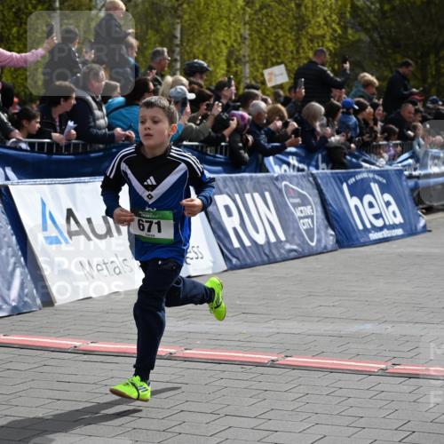 12.04.2026 - 45. Internationalen Wilhelmsburger Insellauf J. Mangold http://msf.ph/oto/9522525 12.04.2026 14:33:46 Ziel 72, 671, 457, 1714 meine-sportfotos.de