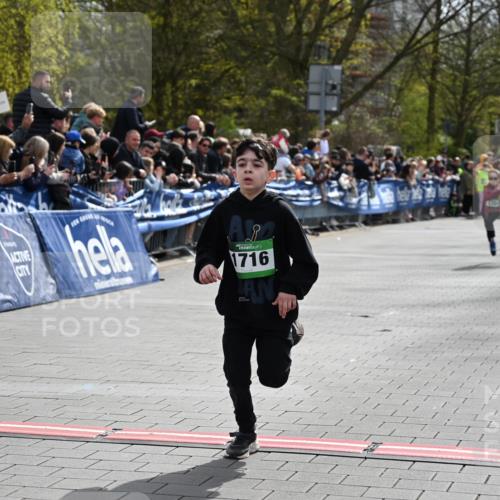 12.04.2026 - 45. Internationalen Wilhelmsburger Insellauf J. Mangold http://msf.ph/oto/9522542 12.04.2026 14:33:54 Ziel 1716, 1704 meine-sportfotos.de