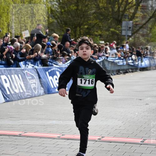 12.04.2026 - 45. Internationalen Wilhelmsburger Insellauf J. Mangold http://msf.ph/oto/9522545 12.04.2026 14:33:54 Ziel 1716, 1704 meine-sportfotos.de