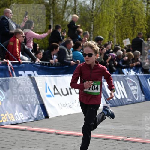 12.04.2026 - 45. Internationalen Wilhelmsburger Insellauf J. Mangold http://msf.ph/oto/9522555 12.04.2026 14:33:59 Ziel 1704, 669, 290, 120 meine-sportfotos.de