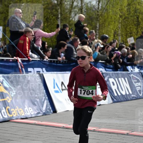 12.04.2026 - 45. Internationalen Wilhelmsburger Insellauf J. Mangold http://msf.ph/oto/9522556 12.04.2026 14:33:59 Ziel 1704, 669, 290, 120 meine-sportfotos.de