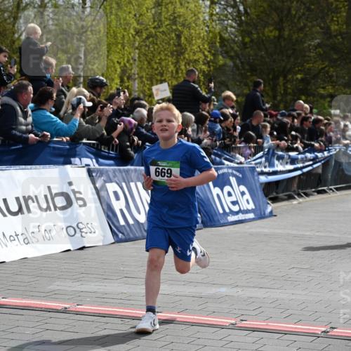 12.04.2026 - 45. Internationalen Wilhelmsburger Insellauf J. Mangold http://msf.ph/oto/9522563 12.04.2026 14:34:01 Ziel 1704, 669, 290, 120 meine-sportfotos.de