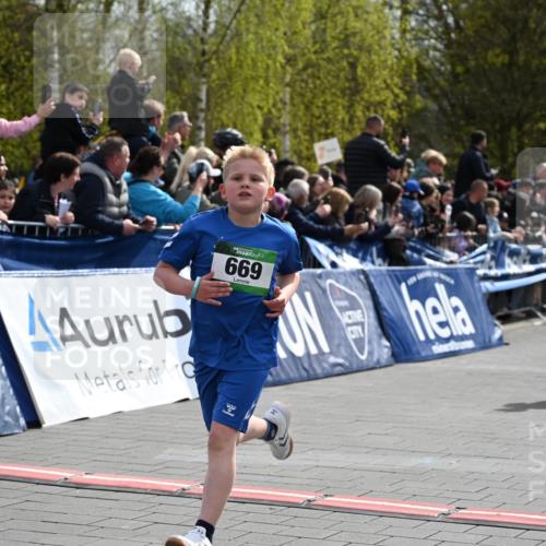 12.04.2026 - 45. Internationalen Wilhelmsburger Insellauf J. Mangold http://msf.ph/oto/9522567 12.04.2026 14:34:01 Ziel 1704, 669, 290, 120 meine-sportfotos.de