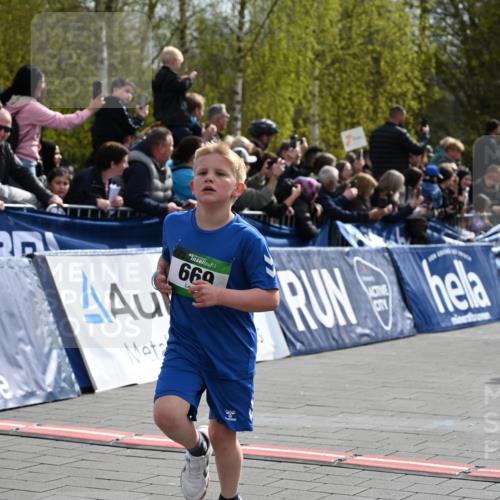 12.04.2026 - 45. Internationalen Wilhelmsburger Insellauf J. Mangold http://msf.ph/oto/9522569 12.04.2026 14:34:01 Ziel 1704, 669, 290, 120 meine-sportfotos.de