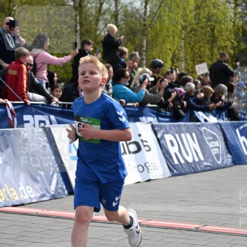 12.04.2026 - 45. Internationalen Wilhelmsburger Insellauf J. Mangold http://msf.ph/oto/9522571 12.04.2026 14:34:01 Ziel 1704, 669, 290, 120 meine-sportfotos.de