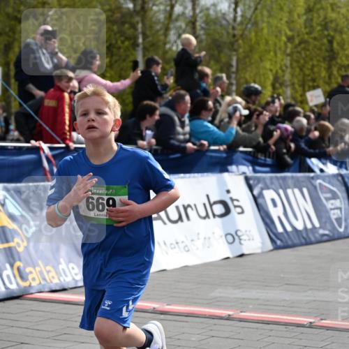 12.04.2026 - 45. Internationalen Wilhelmsburger Insellauf J. Mangold http://msf.ph/oto/9522573 12.04.2026 14:34:01 Ziel 1704, 669, 290, 120 meine-sportfotos.de