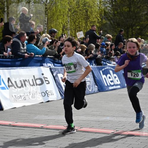 12.04.2026 - 45. Internationalen Wilhelmsburger Insellauf J. Mangold http://msf.ph/oto/9522578 12.04.2026 14:34:03 Ziel 669, 290, 120, 1065, 89, 5 meine-sportfotos.de
