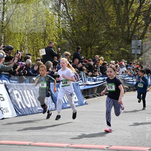 12.04.2026 - 45. Internationalen Wilhelmsburger Insellauf J. Mangold http://msf.ph/oto/9522595 12.04.2026 14:34:17 Ziel 676, 294, 870, 39, 649, 552, 1014 meine-sportfotos.de