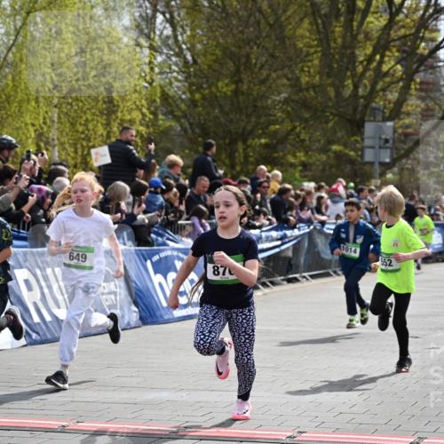 12.04.2026 - 45. Internationalen Wilhelmsburger Insellauf J. Mangold http://msf.ph/oto/9522600 12.04.2026 14:34:17 Ziel 676, 294, 870, 39, 649, 552, 1014 meine-sportfotos.de