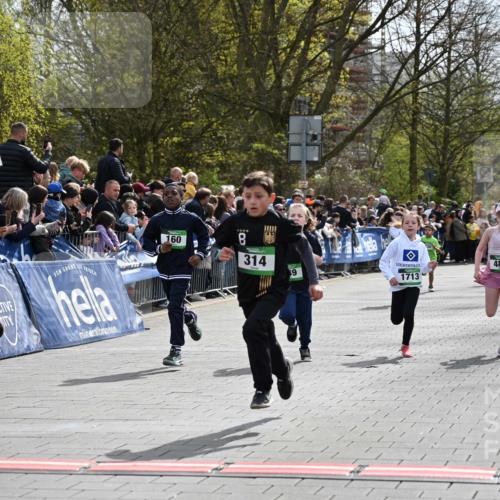 12.04.2026 - 45. Internationalen Wilhelmsburger Insellauf J. Mangold http://msf.ph/oto/9522658 12.04.2026 14:34:27 Ziel 32, 33, 104, 314, 1718, 160, 483, 839, 1713, 1723, 1730 meine-sportfotos.de