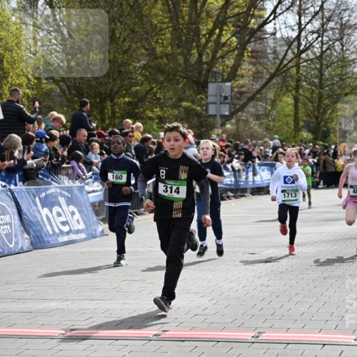 12.04.2026 - 45. Internationalen Wilhelmsburger Insellauf J. Mangold http://msf.ph/oto/9522659 12.04.2026 14:34:27 Ziel 32, 33, 104, 314, 1718, 160, 483, 839, 1713, 1723, 1730 meine-sportfotos.de